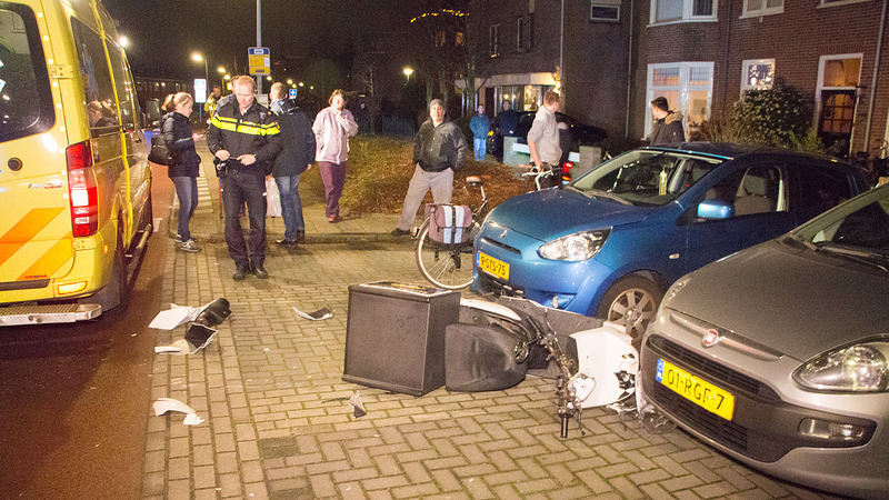 Maaltijdbezorger gewond door botsing met auto op Frieseweg