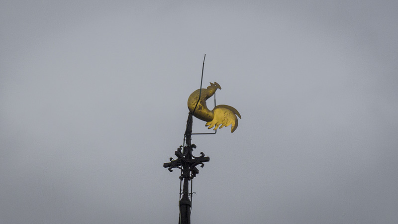 Wind te krachtig voor haan op het witte kerkje