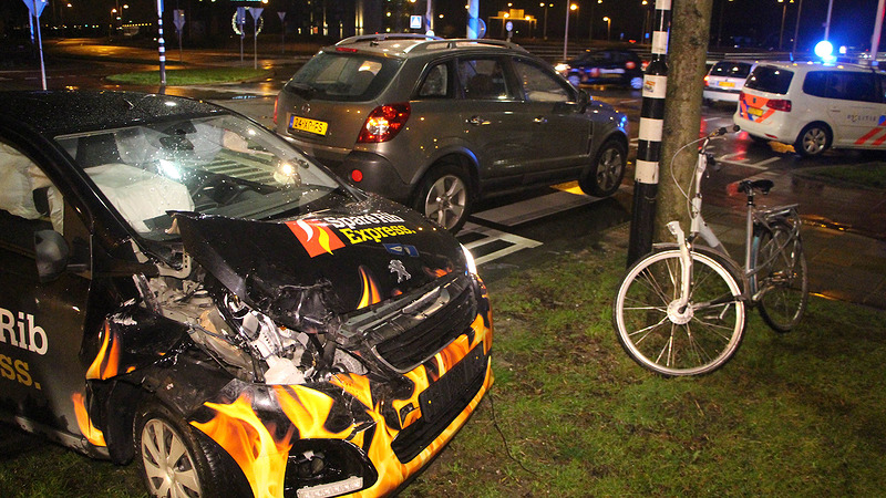 Voorrang aan fietser leidt tot kop-staart botsing 