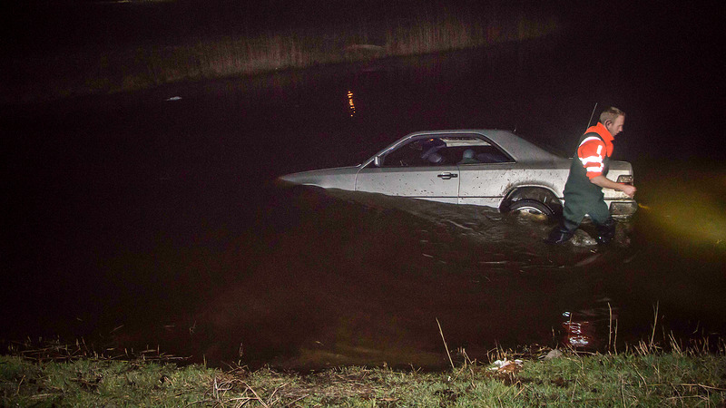 Alkmaarder rijdt in Alkmaar gestolen auto sloot in tijdens achtervolging door Den Helder