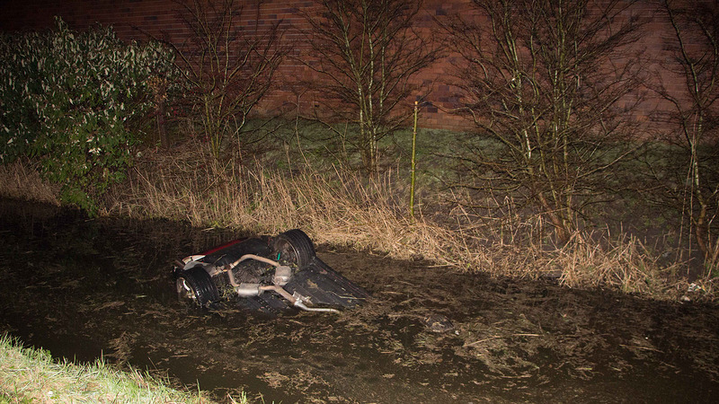 Auto op kop in sloot; massale uitruk hulpdiensten