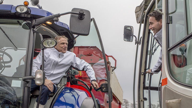 Wethouders trappen met 'big boys toys' bouwrijp maken Vroonermeer Noord af