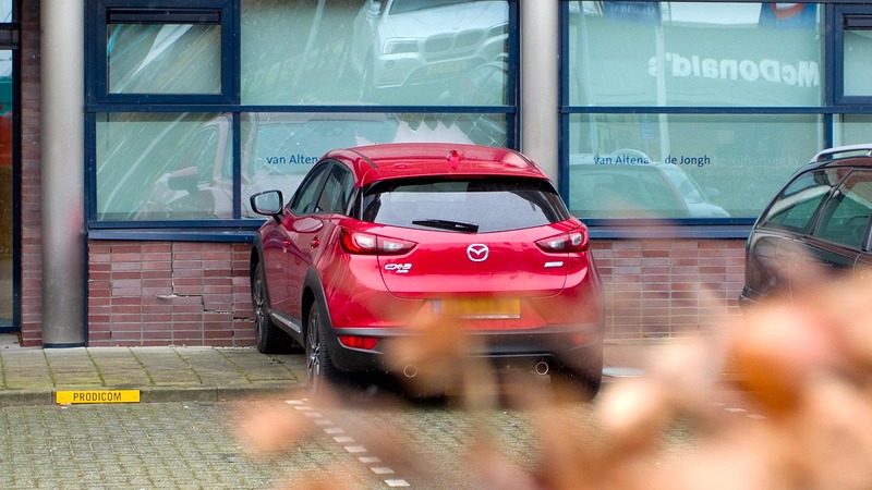 Automobilist schiet vanaf parkeerplaats tegen gevel van kantoor