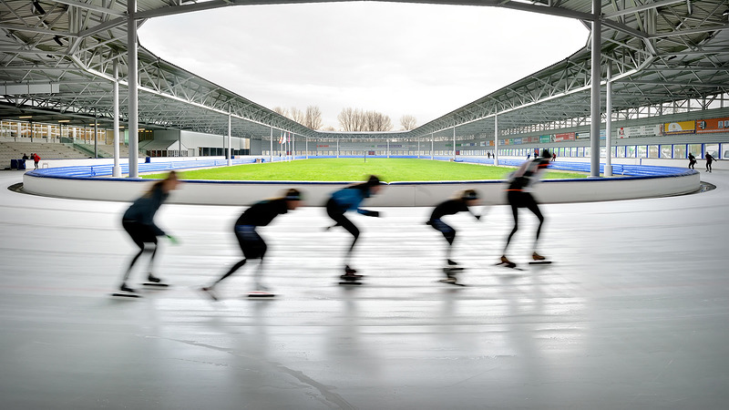 Alkmaarse Elfstedentocht op ijsbaan De Meent tijdens feestelijke openingsweek