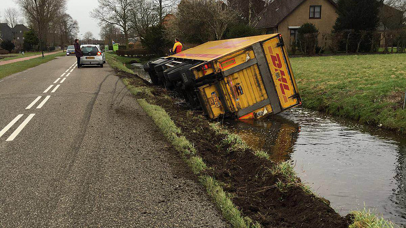 Jan Glijnisweg urenlang afgesloten vanwege te water geraakte vrachtwagen