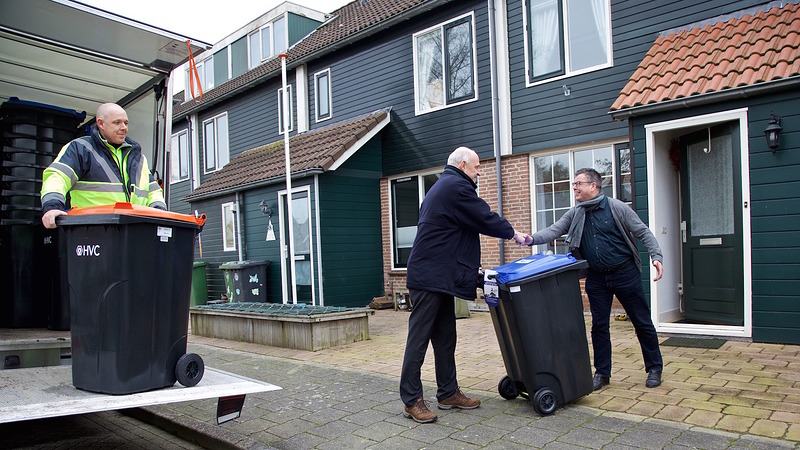 Omgekeerd inzamelen gestart: Wethouder Nagengast deelt eerste rolcontainers uit aan bewoners Schermer