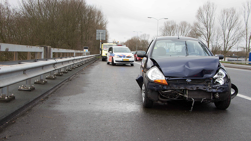 Remmen nieuwe auto werken niet: kop-staart botsing op Nollenweg