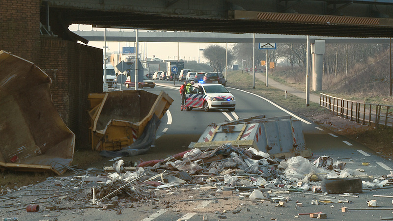 Derde botsing vrachtwagen en spoorviaduct N242 in zeven dagen