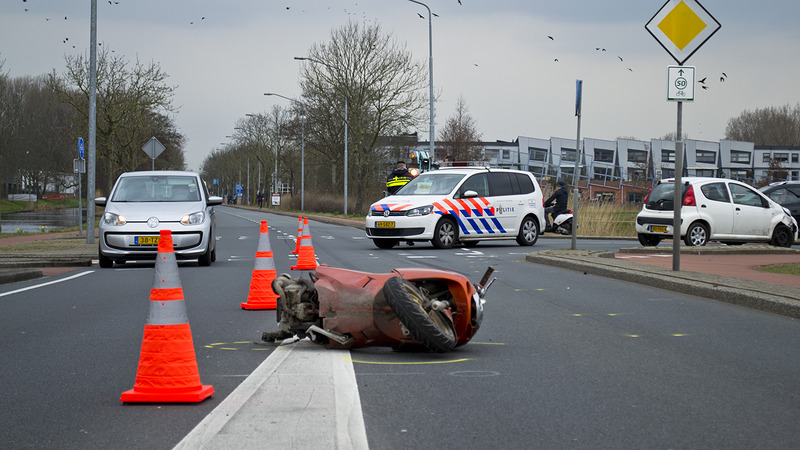 Scooterrijder ziet auto over het hoofd: materiële schade en schaafwonden