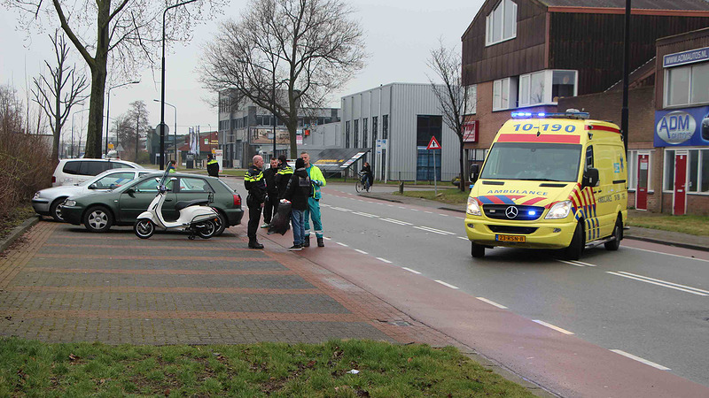 Snorscooter geschept bij achteruit parkeerplaats uitrijden