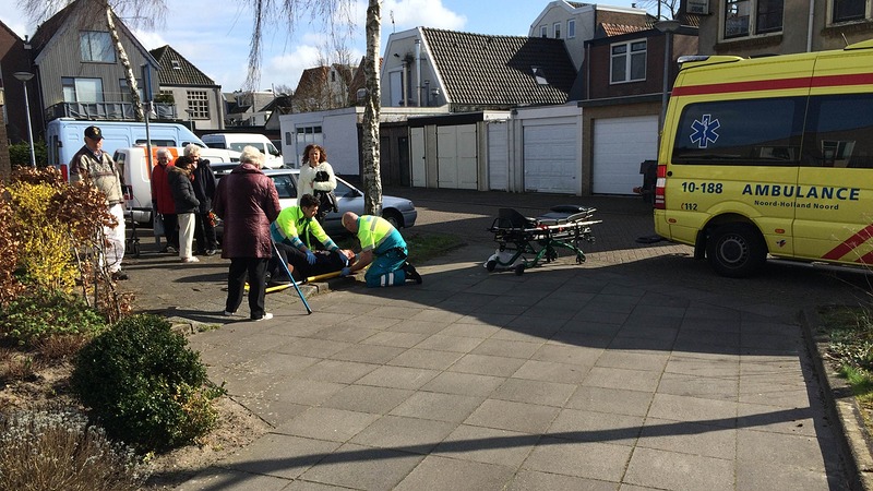 Vrouw valt ongelukkig bij stoeprand (FOTO)