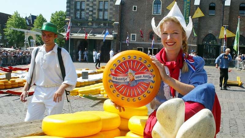 Presentatie nieuwe kaasmeisjes tijdens opening kaasmarktseizoen