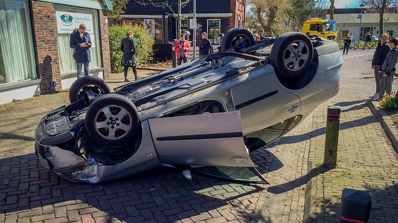 Auto over de kop in 30KM straat Zuid Scharwoude