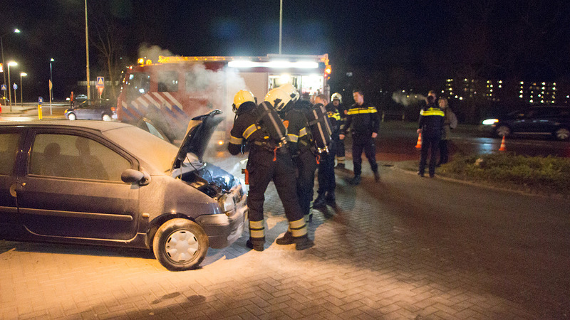 Vlammen slaan uit net gekochte auto bij tankstation Bestevaerstraat