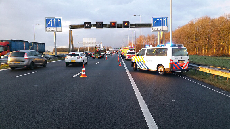 Kop-staartbotsing met drie auto's op A9 nabij Boekelermeer