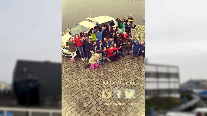 Groep 7 van basisschool Kennemerpoort enthousiast over bezoek politiebureau