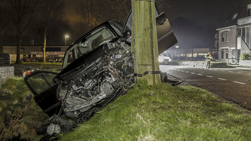 Eenzijdig ongeval op Landman: auto totall loss