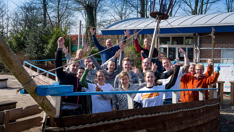 Betty Blocks kluste voor NLdoet in buitenbad de Bever