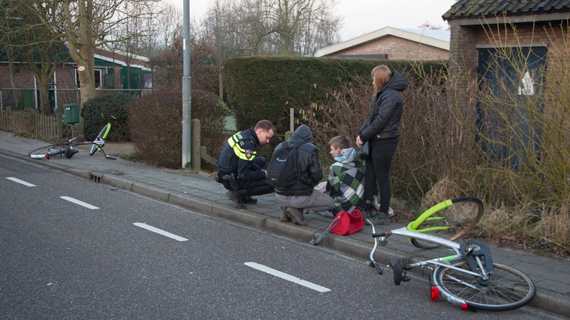 Fietser komt ten val door rakelings passerende bestelauto