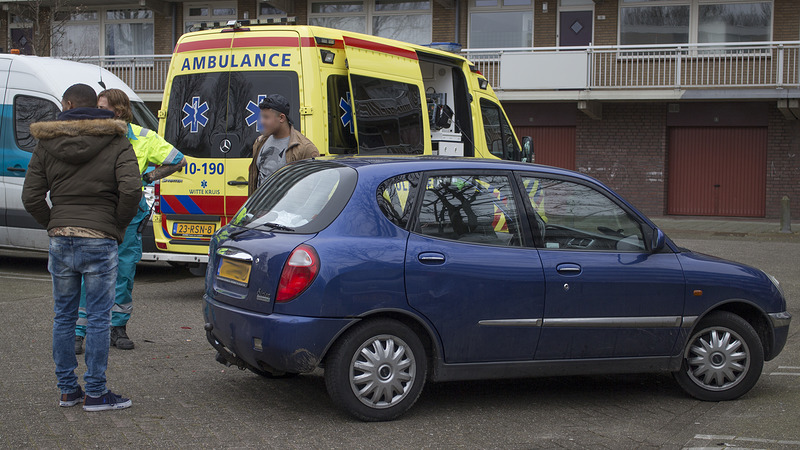 Ongeval op parkeerterrein: zoontje naar school, moeder naar ziekenhuis