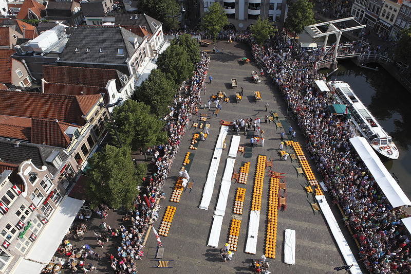 Twaalfde aflevering van Kaasstad op de Alkmaarse kaasmarkt