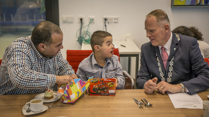 Burgemeester Ter Heegde ontvangt heldhaftige Abdullah (8) op gemeentehuis