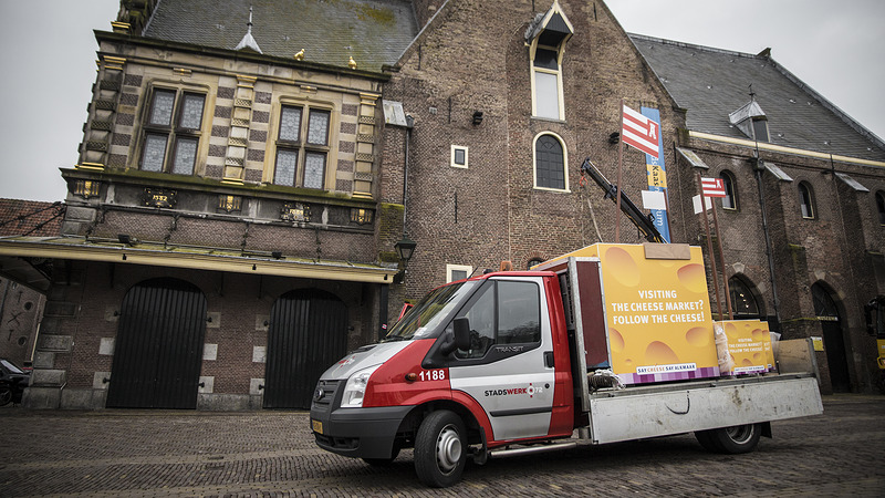 Kaasblokken wijzen toeristen de weg naar kaasmarkt