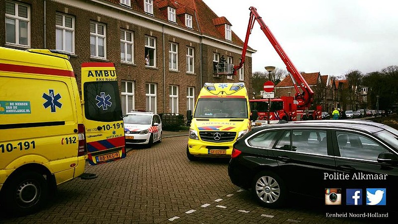 Man helpt met redden van leven, slachtoffer met hoogwerker door raam afgevoerd