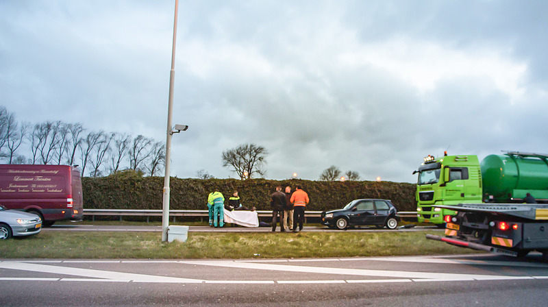 Automobilist gesandwicht tussen busje en vrachtwagen op N242