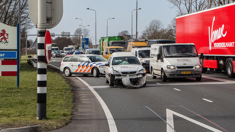 Stevige kop-staart botsing op verkeersplein Kooimeer