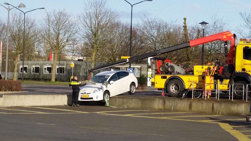 Bejaarde vrouw vergist zich in ingang parkeergarage en rijdt 'stoeprand' af