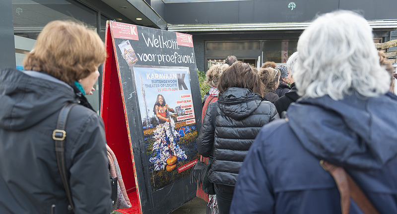 Karavaan Festival start verkoop met voorproefjes in voormalige garage