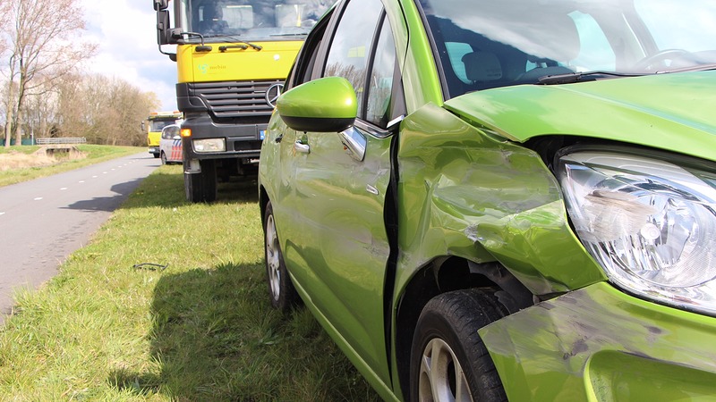 Auto tegen vangrail na mislukte inhaalactie op N242