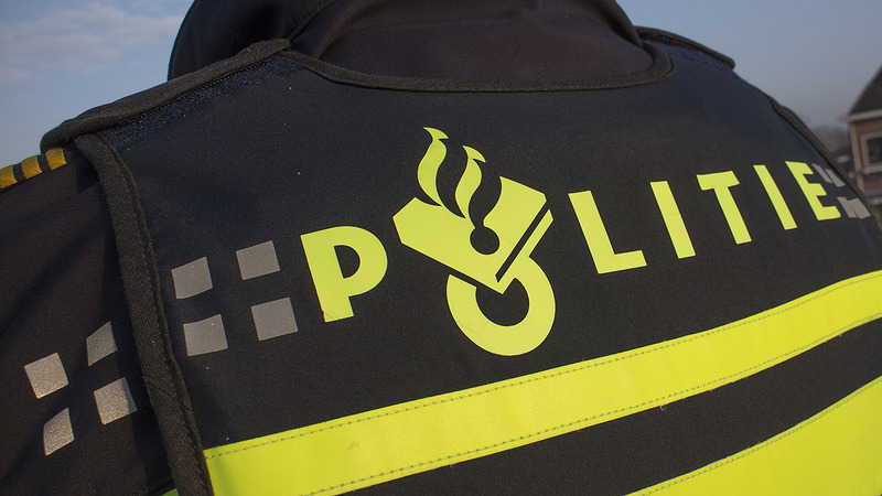 Dronken vrouw rijdt agenten aan