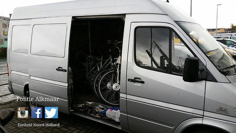 Politie Alkmaar houdt fietsendief en heler aan met behulp van politiehelikopter
