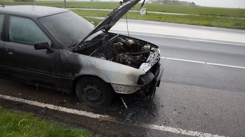 Audi in brand in Stompetoren, mogelijk door noodstop