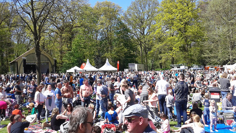 Drukte van jewelste in Cultuurpark De Hout op Bevrijdingsdag