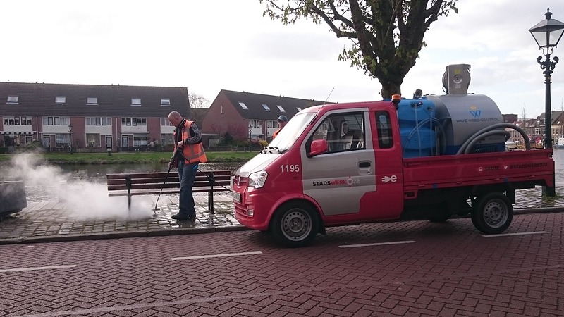 Gemeente Alkmaar gaat nu zonder chemicaliën onkruid te lijf