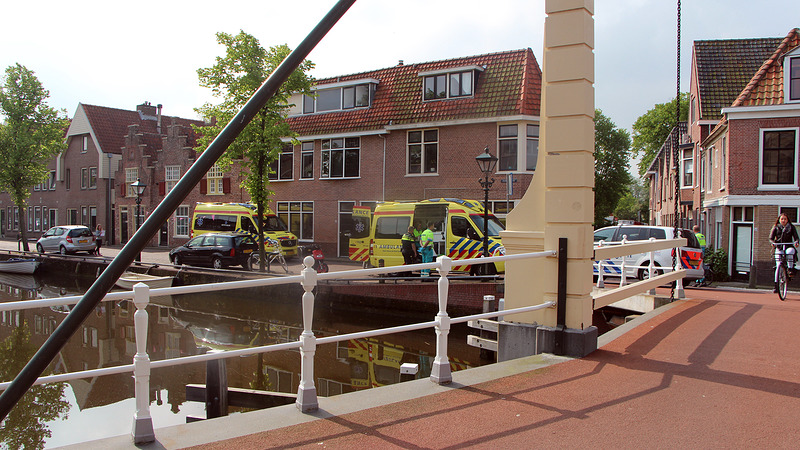 Scooterrijdster licht gewond bij aanrijding op Oudegracht