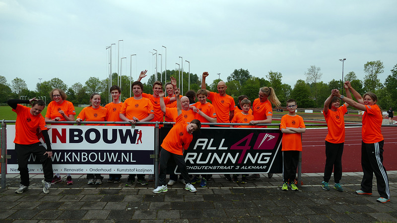 Extra begeleid sporters ontvangen Hera-shirt van All4running en KN Bouw