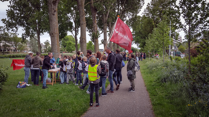 Alkmaarse Avondvierdaagse: slierten met wandelaars