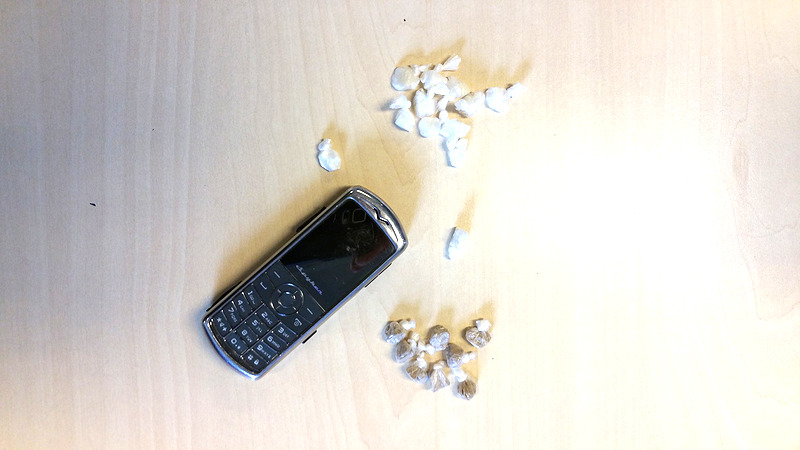 Politie houdt Alkmaarse drugsdealer aan met 20 bolletjes op zak