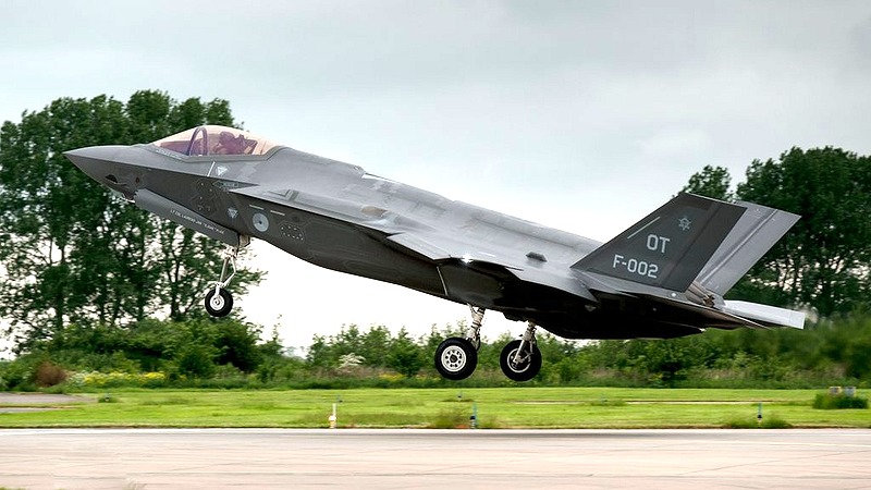 Laagvliegende Joint Strike Fighter dinsdag vanuit Alkmaar te zien