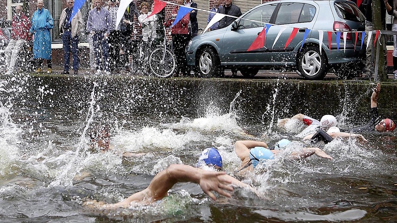 Vierde Alkmaarse City Swim door het centrum van Alkmaar