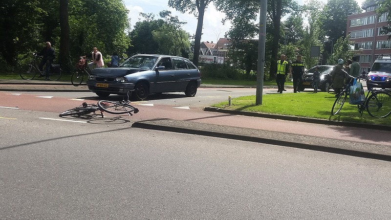 Kop-staartbotsing op rotonde Geestersingel; gewonde en verkeerschaos