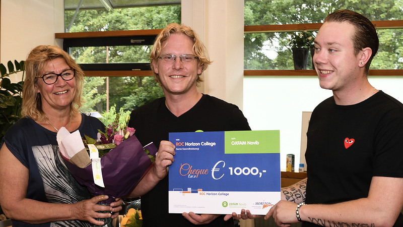 Docenten Horizon College geven prestatiebeloning door aan OXFAM Novib