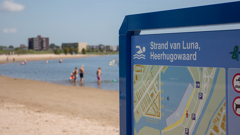 Vandalen vernielen VN-toilet op Strand van Luna