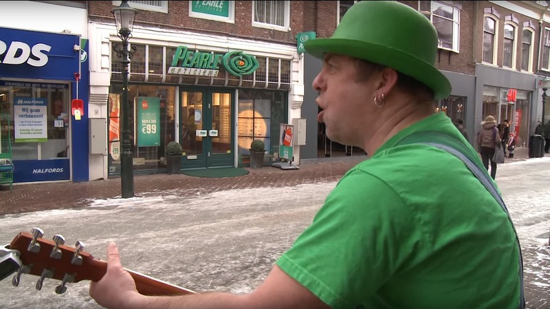 Bertje Doperwtje opent Alkmaarse kaasmarkt