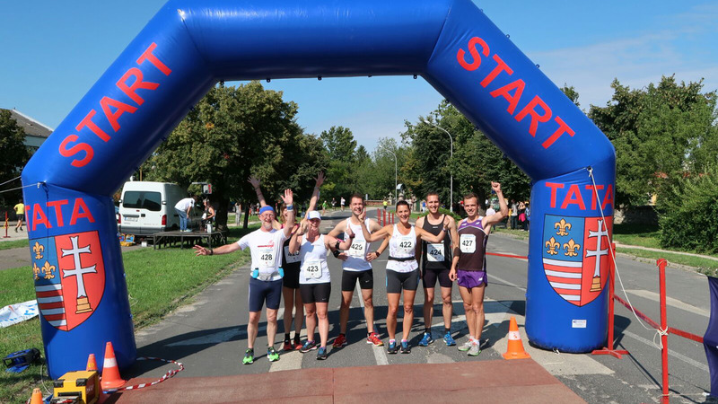 Alkmaarse delegatie succesvol in minimarathon bij zusterstad Tata