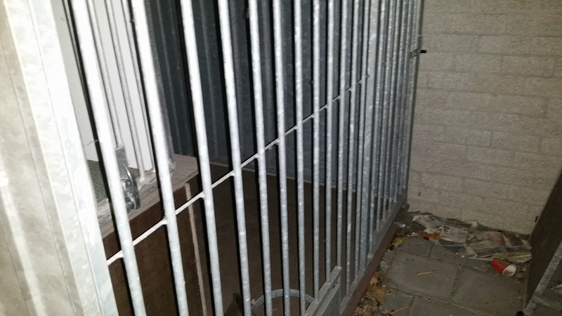 Twee mannen aangehouden vanwege agressieve hond